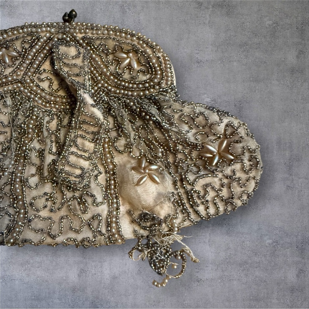 Vintage White Beaded Finger Purse Evening Clutch - Handmade in Belgium - Picture 6 of 9